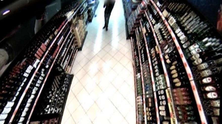 Vídeo / Un hombre armado con una escopeta entra disparando en un supermercado de Orense