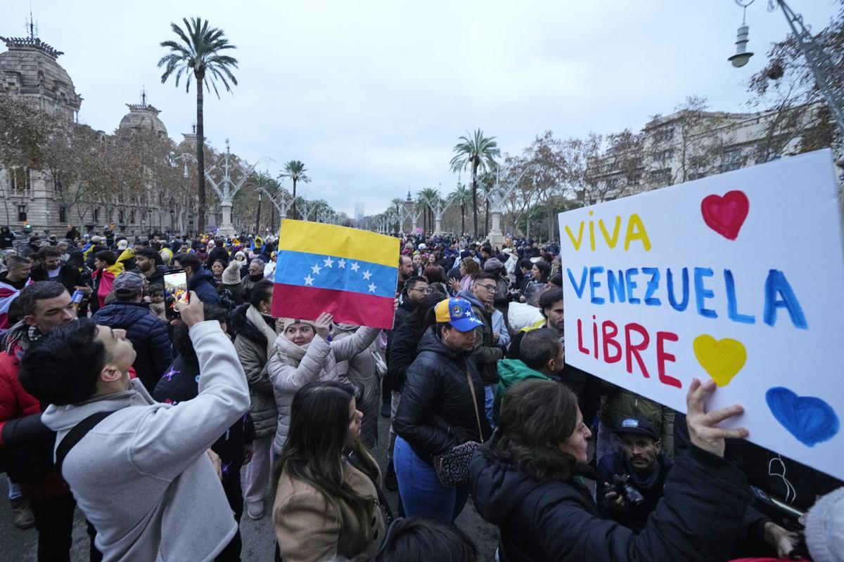 Concentración de la comunidad de Venezuela en Barcelona tras el ataque militar de EE.UU y la detención del presidente venezolano, Nicolás Maduro, y su mujer, Cilia Flores. EFE/ Alejandro García