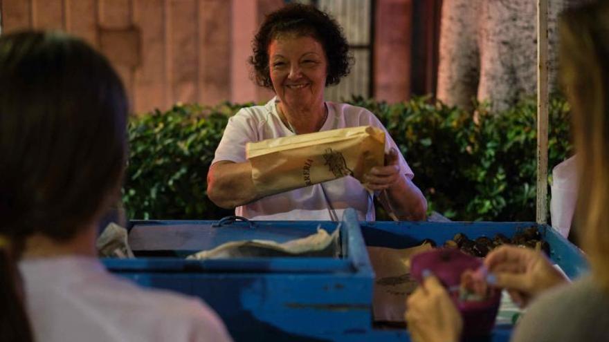 La madre de Domingo Negrín en el puesto de la Plaza de Toros. 