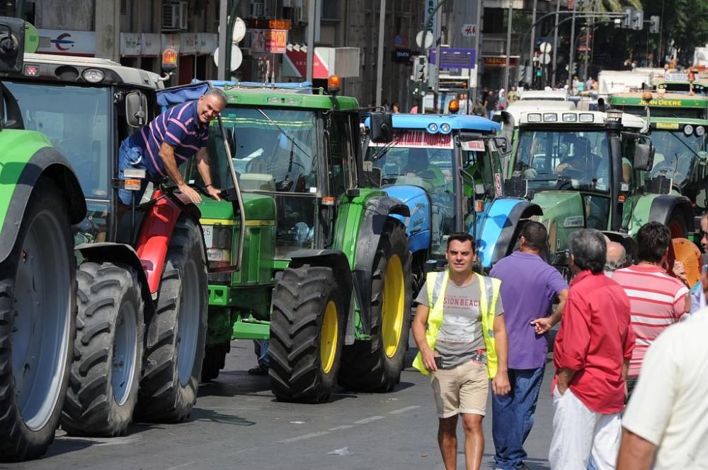 La Gran Vía de Murcia, paralizada por los agricultores