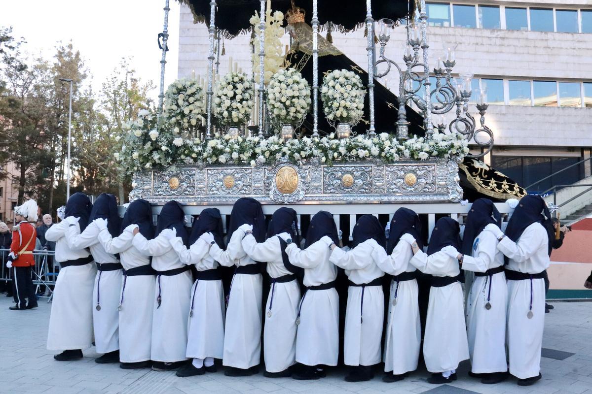 Uno de los pasos de la Cofradía 15+1 en L'Hospitalet, este viernes.