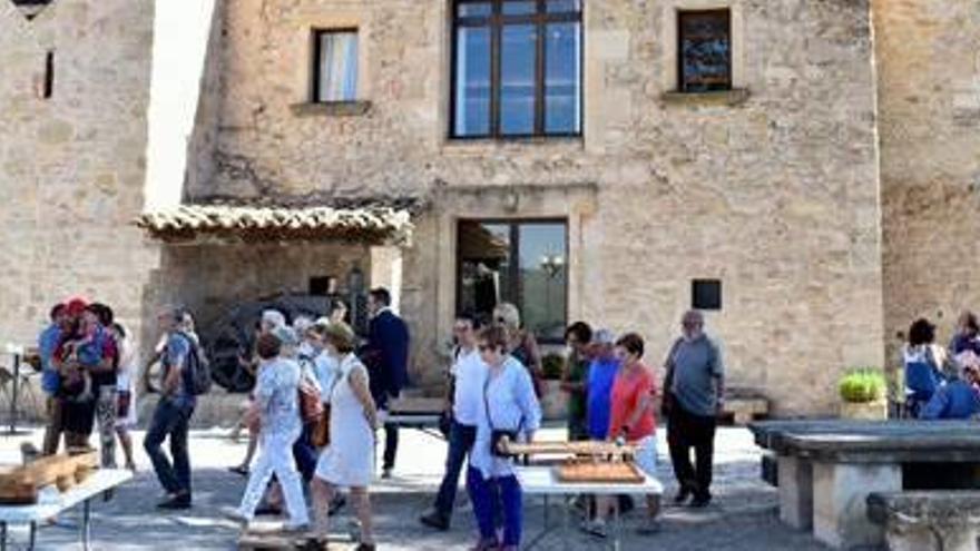 Castell de Tous amb participants en un dels esdeveniments