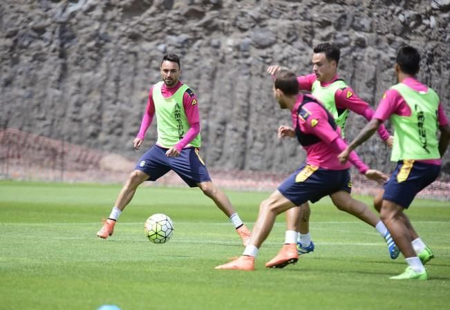 Entrenamiento de la UD Las Palmas en Barranco ...