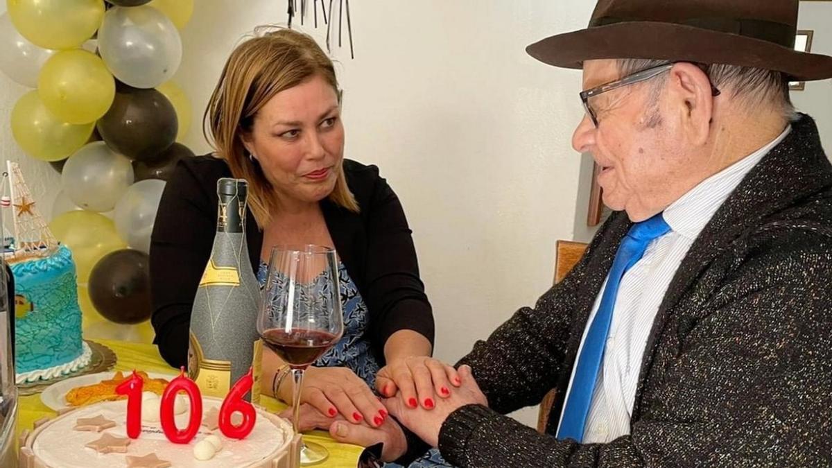 La presidenta del PP de Lanzarote, Astrid Pérez, celebrando el 106 cumpleaños de Juan Machín.