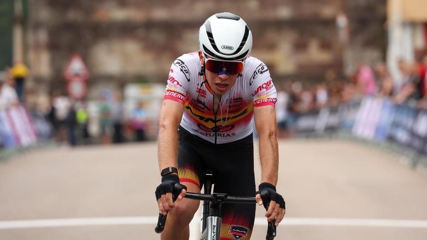 Benjamín Noval es segundo en la general de la Vuelta ciclista al Besaya por detrás de Simon Defrance a falta de una etapa