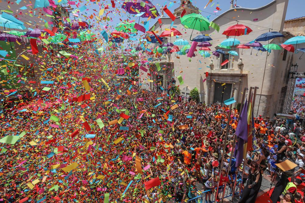 Los catralenses y muchos vecinos de la Vega Baja estallan en alegría y fiesta para iniciar las celebraciones de San Juan con el chupinazo