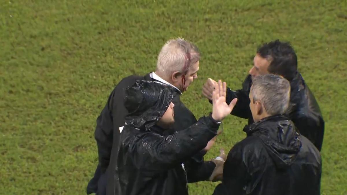 ¡Inadmisible! Agreden a Javier Aguirre y le abren la cabeza en el Honduras - México