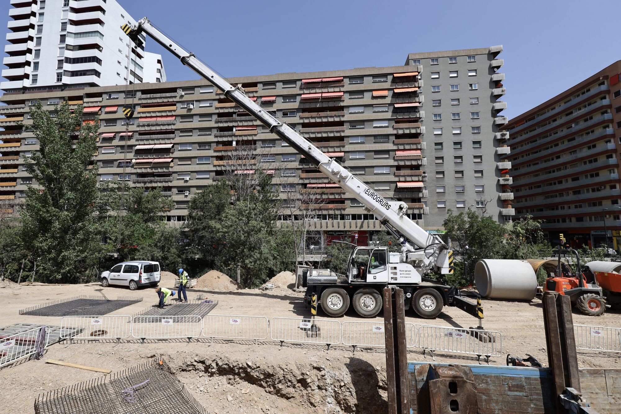En imágenes | Las obras en el Huerva provocan cortes en el tráfico en Camino Las Torres