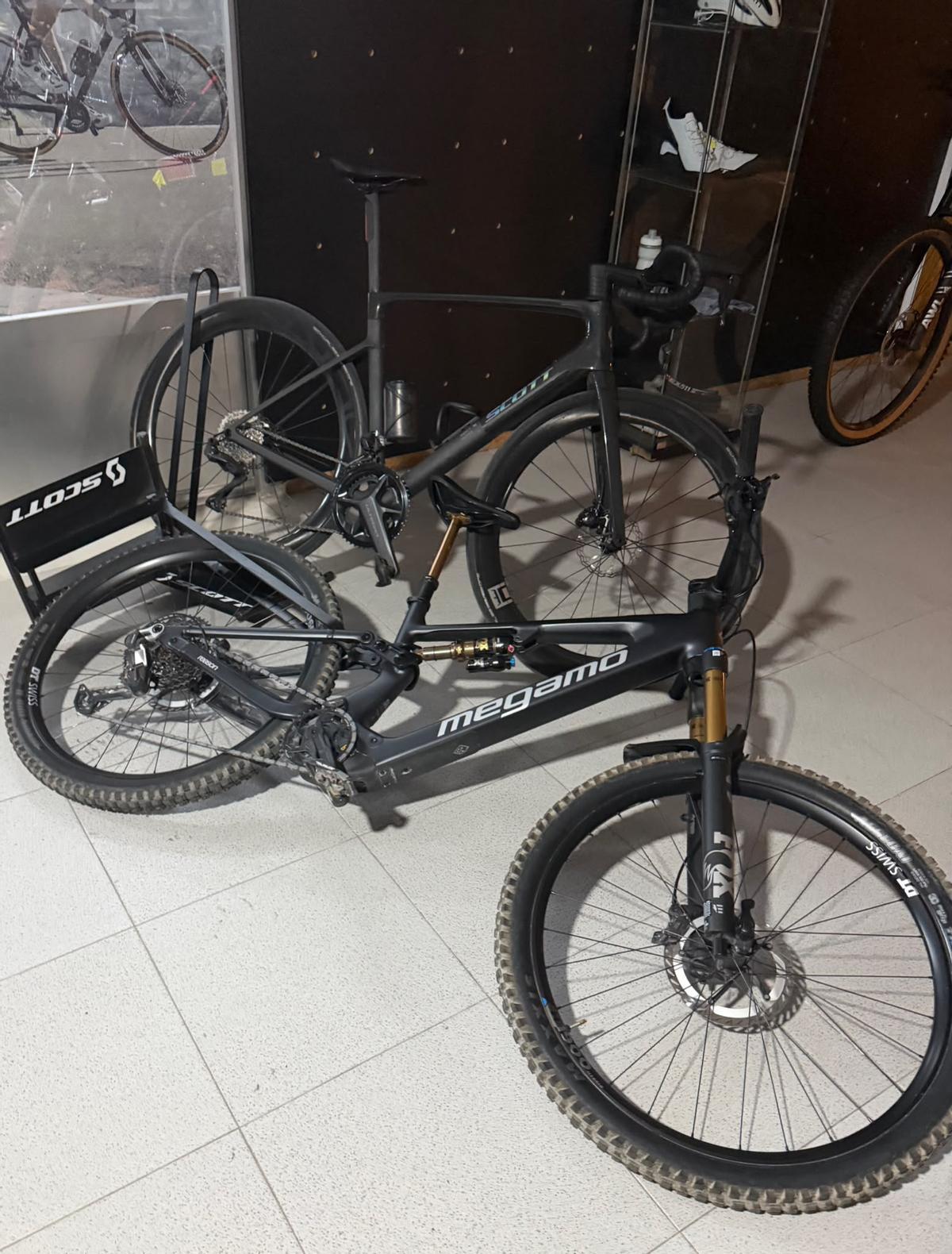 Dos bicletas tiras en el suelo de la tienda después de producirse el robo.