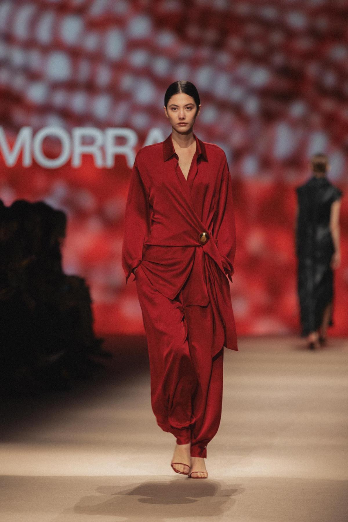 La propuesta de Simorra sitúa el protagonismo en los tejidos trabajados a través de texturas que generan relieve.