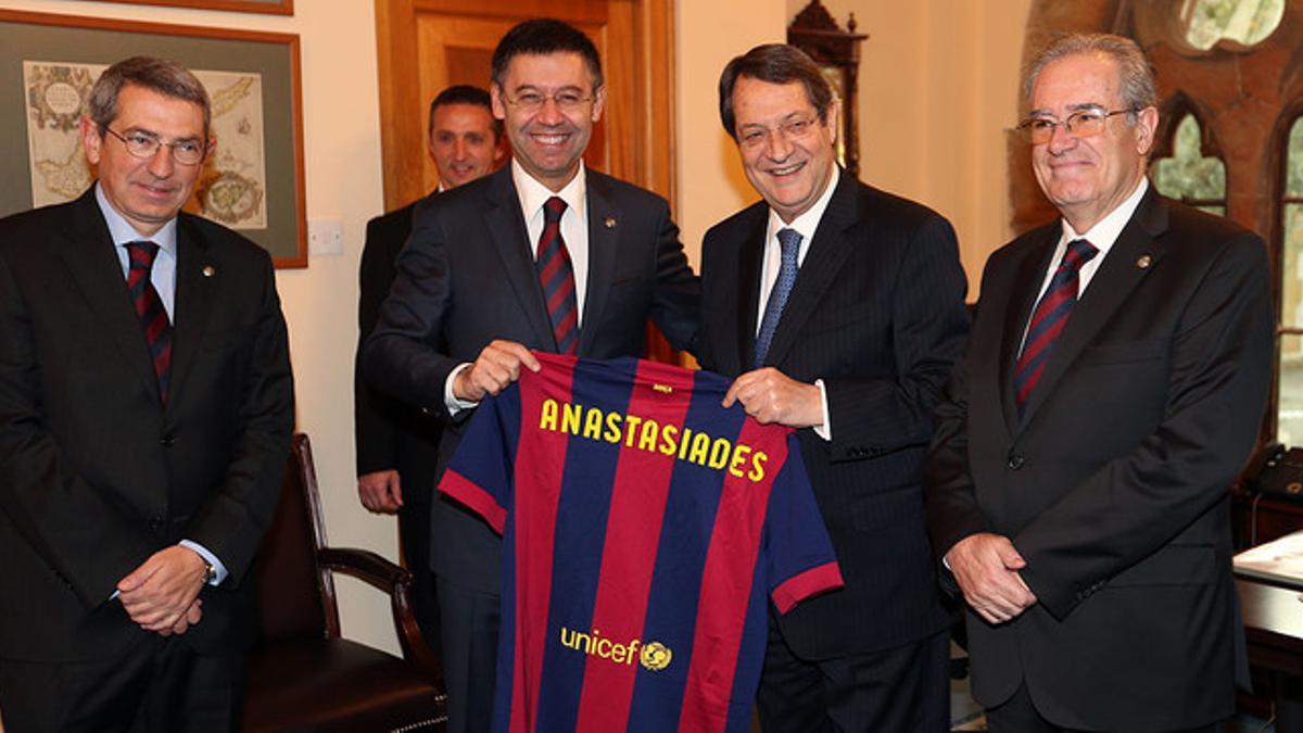 De izquierda a derecha, Pau Vilanova, Josep Maria Bartomeu,  Nicos Anastasiades y Silvio Elías, en la recepción del presidente de la república de Chipre a la delegación del Barça