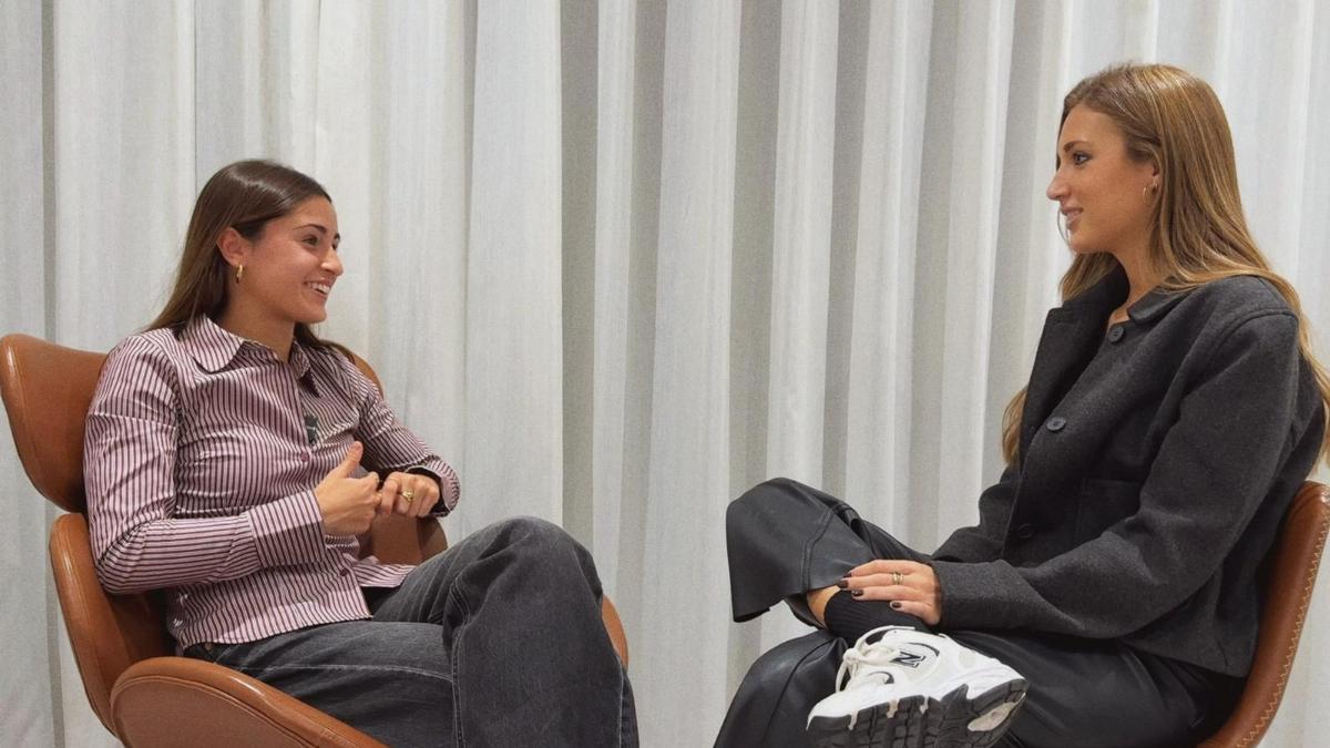 Jana Fernàndez con Maria Tikas durante la entrevista con SPORT en Londres