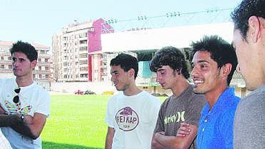 Jugadores del Avilés, antes de la reunión de ayer en el Suárez Puerta.