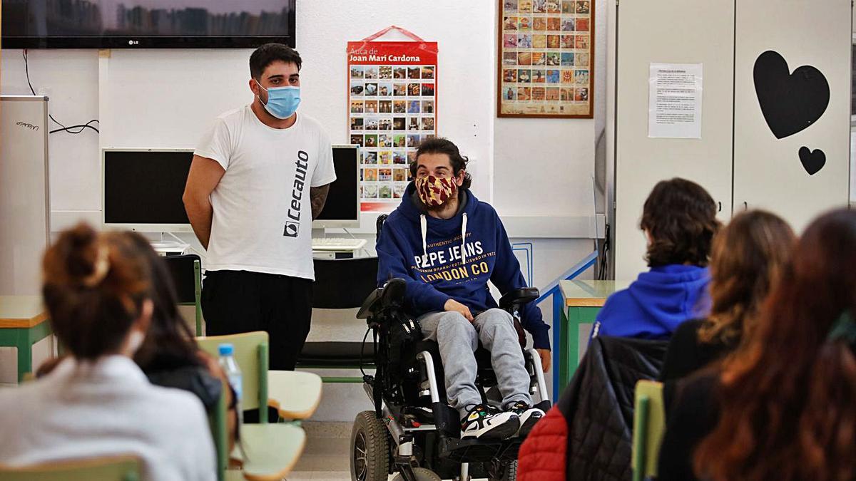 El profesor, Antonio Martín, junto a Rares Popa durante la charla. | JUAN A. RIERA