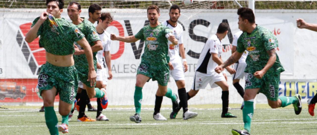 Armando celebra uno de los goles que valió a La Hoya para ascender ante el Santa Eulalia. | VICENT MARI