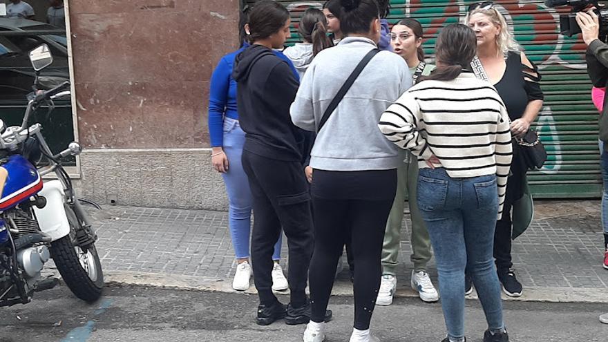 Los supuestos &#039;okupas&#039; de la Plaza de las Columnas denuncian que los presuntos dueños forzaron la puerta de la casa con una pata de cabra y amenazaron a una menor con un cuchillo