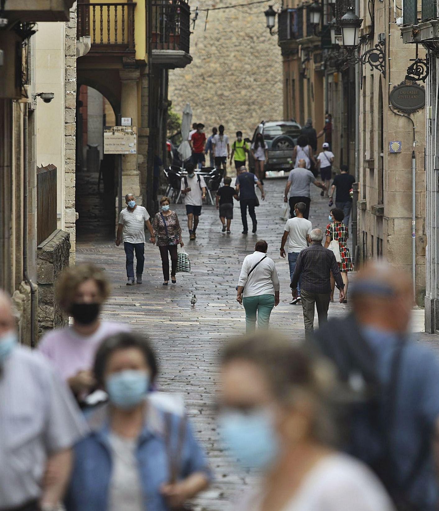 Paseantes en la céntrica calle La Ferrería