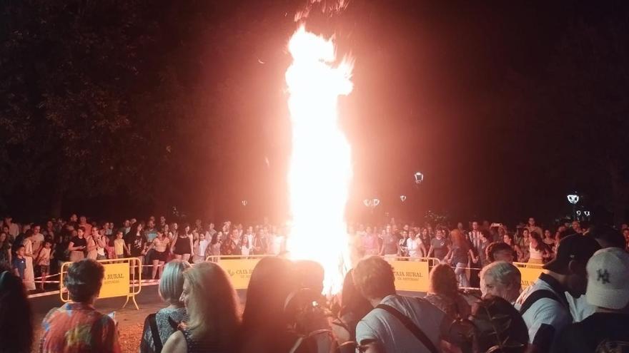 Baile y gaitas en la noche de San Juan en Grado