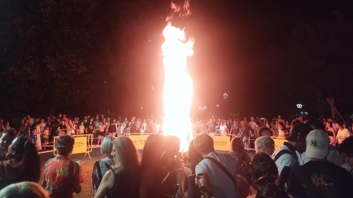 Noche mágica de baile y fuego en Grado, que celebró San Juan, con música de gaitas y danza prima en torno a la hoguera