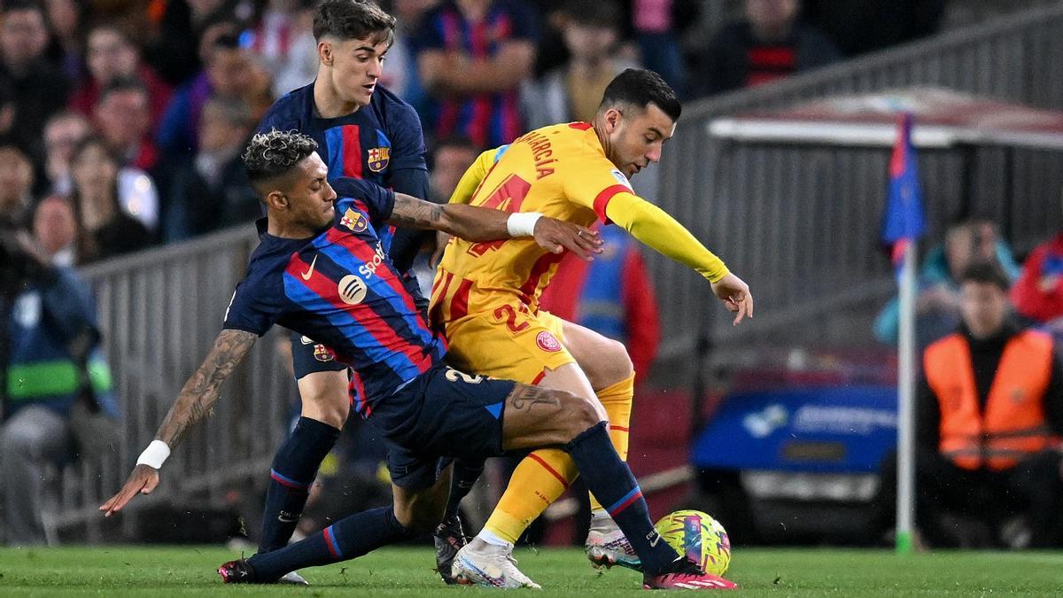 Gavi y Raphinha intentan quitarle la pelota a Borja García en el Barça-Girona del Camp Nou.