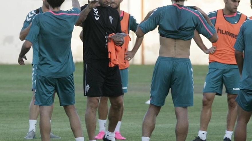 José Manuel Aira, repartiendo petos en un momento de una sesión de trabajo del equipo.