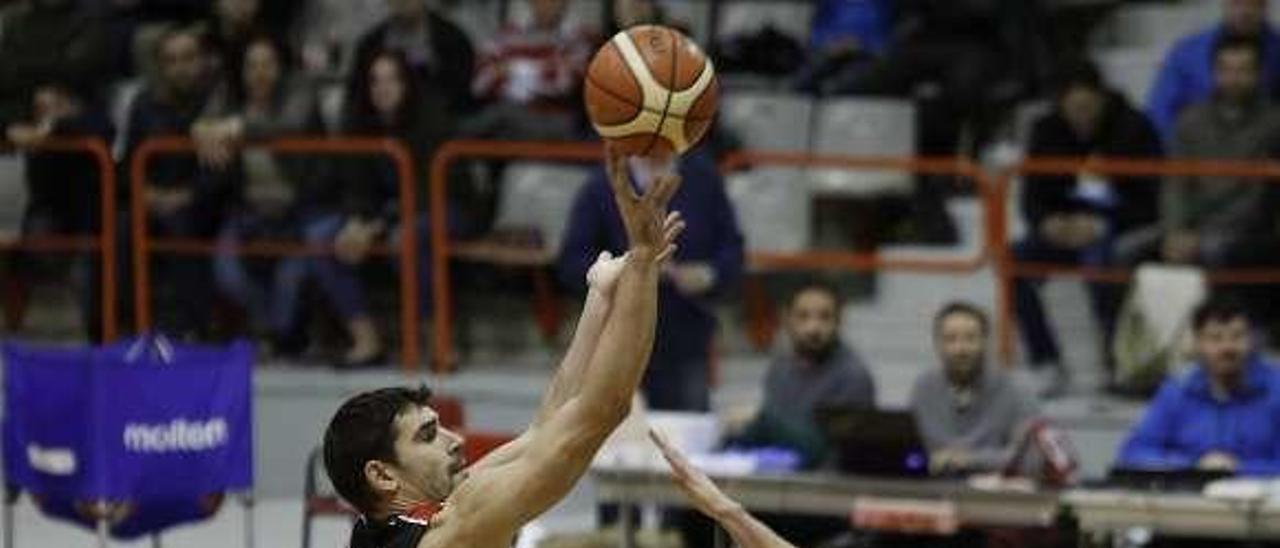 Saúl Blanco lanza a canasta en el duelo frente a Tormes.