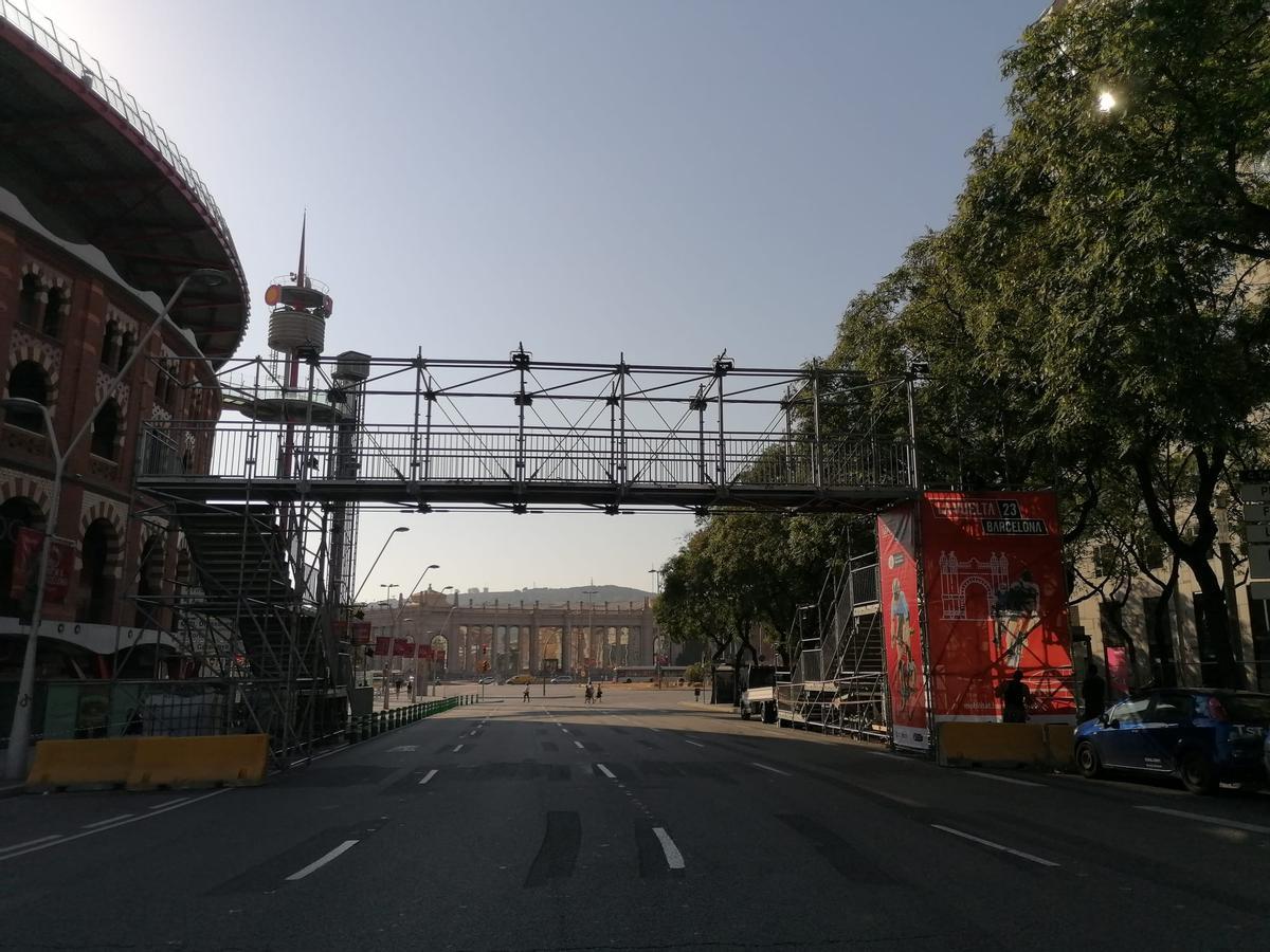 El puente para peatones junto a la meta de La Vuelta en Barcelona