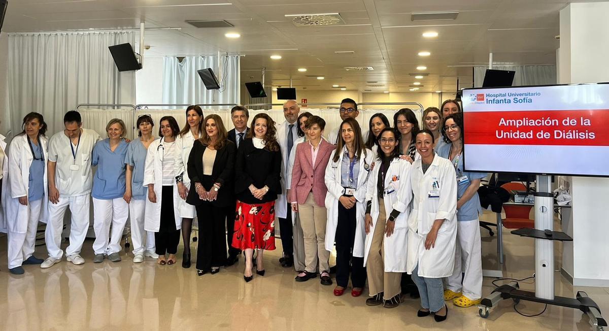 La consejera de Sanidad de la Comunidad de Madrid, Fátima Matute, junto a los profesionales de la Unidad de Diálisis del Hospital Infanta Sofía de San Sebastián de los Reyes.