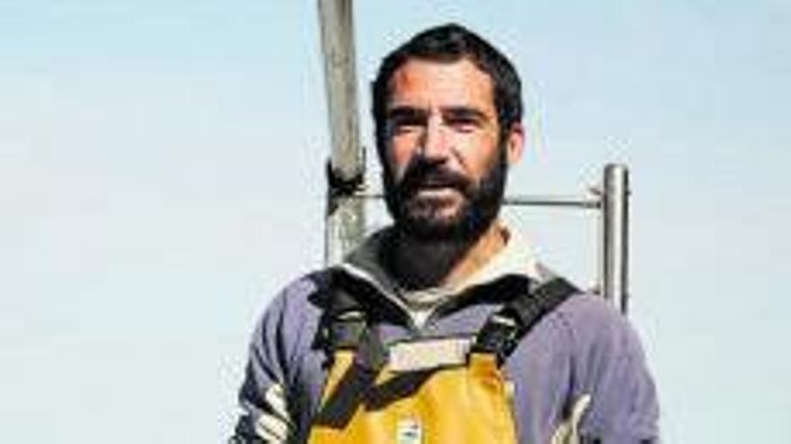 El pescador Gori Mayol, 
con una 
cerveza Rosa Blanca.