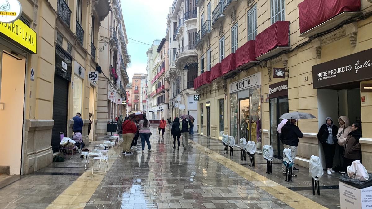 Sillas plegables en la calle Especerías el año pasado en la mañana del Jueves Santo.