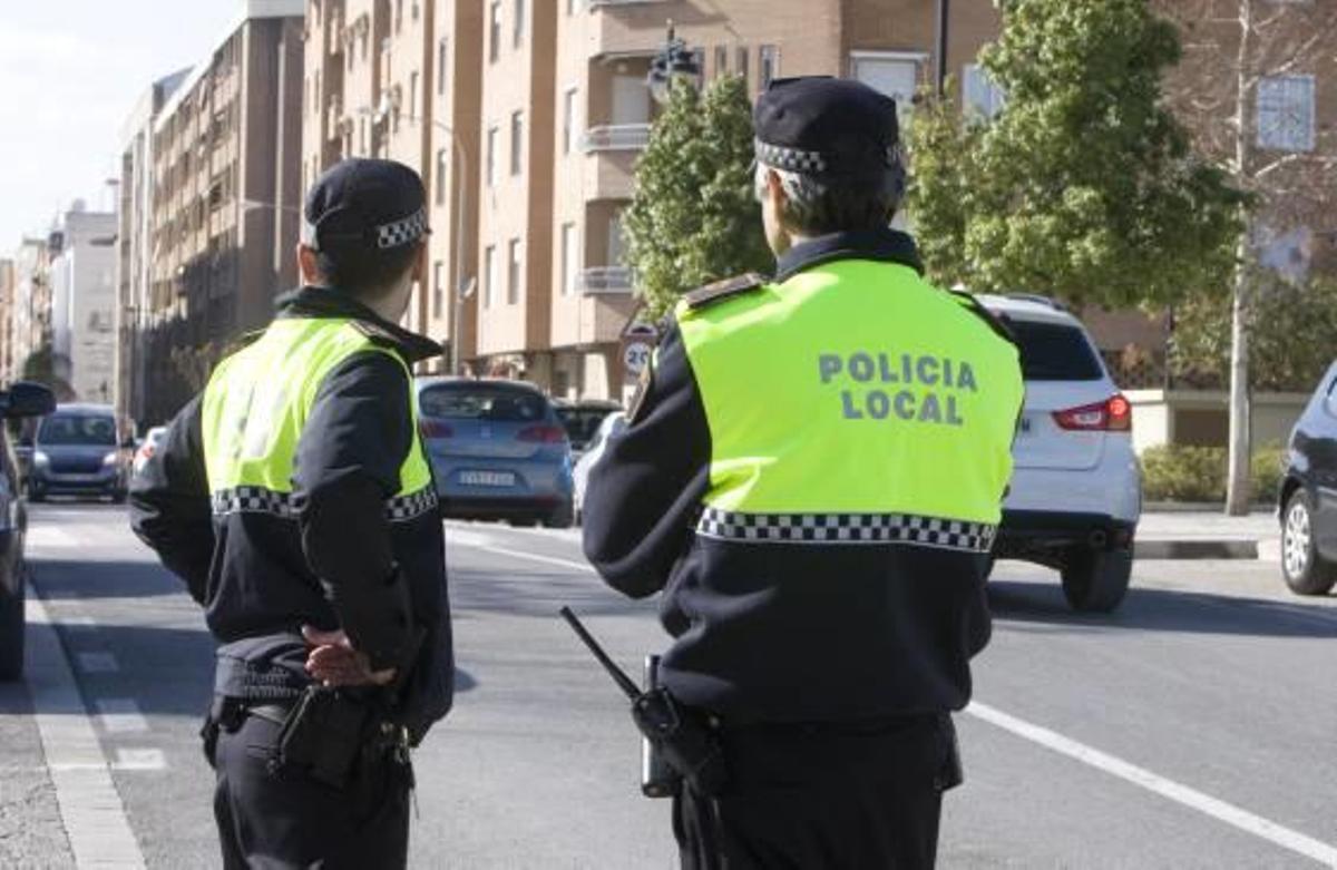 Imagen de archivo de dos agentes locales en Ontinyent.