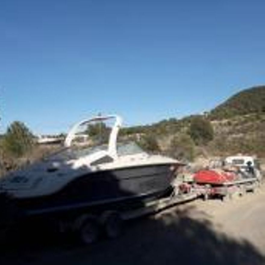 Acumulación de coches y barcos en una finca de Cala Tarida, en Sant Josep