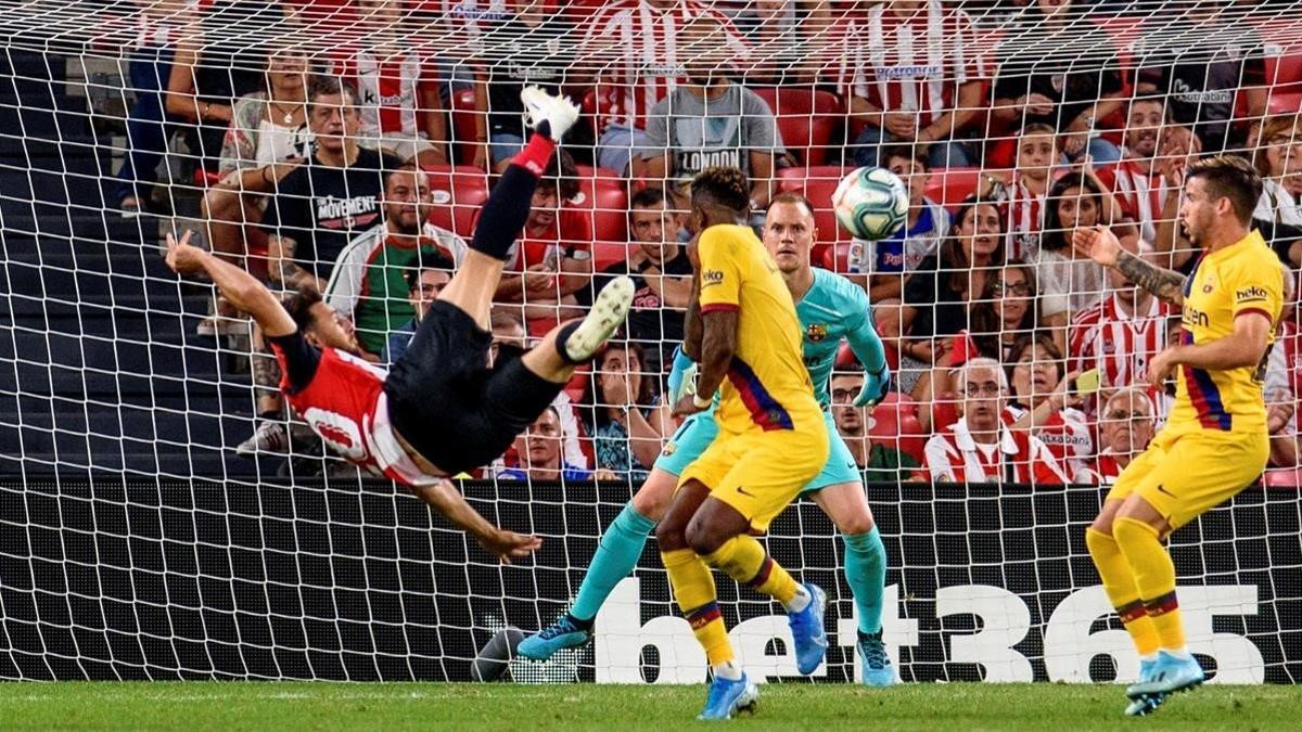 Aduriz marca el 1-0 que derrotó al Barça en San Mamés con una impresionante volea.