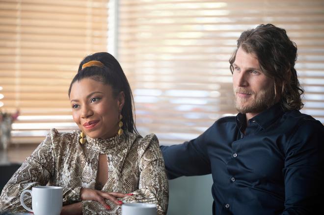 Shalita Grant y Travis van Winkle, Sherry y Cary en la tercera temporada de la serie 'You' (Netflix)