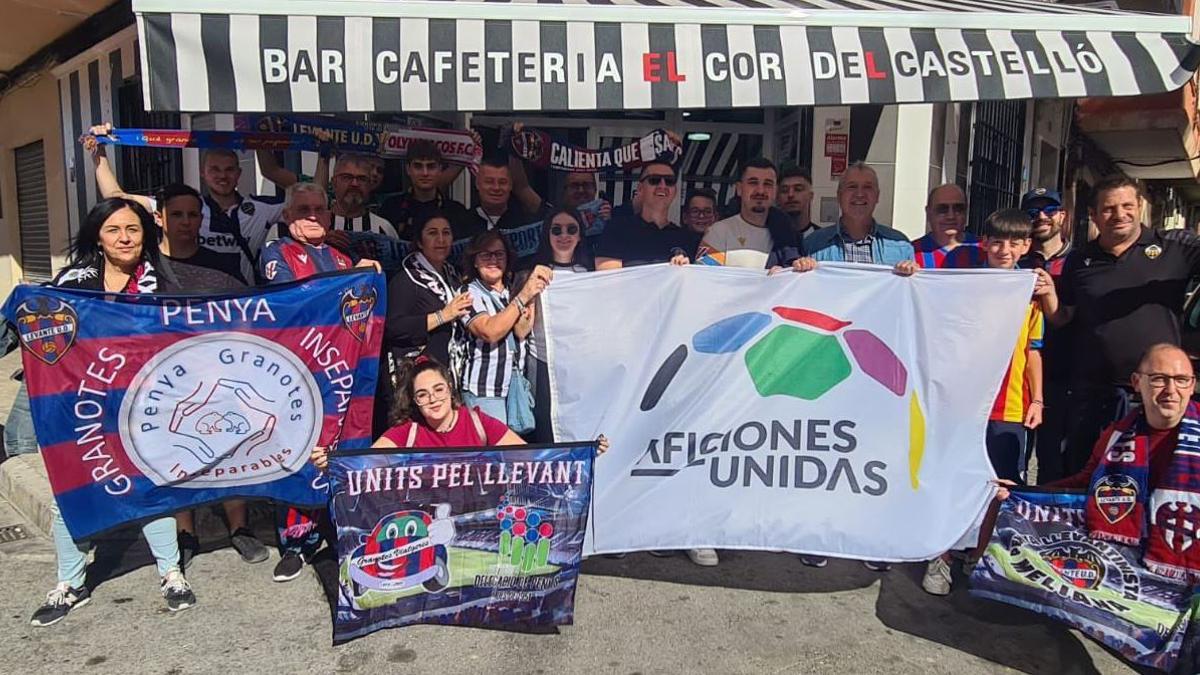 Peñistas del CD Castellón junto a aficionados del Levante, antes del duelo que midió a ambos equipos en la presente temporada.