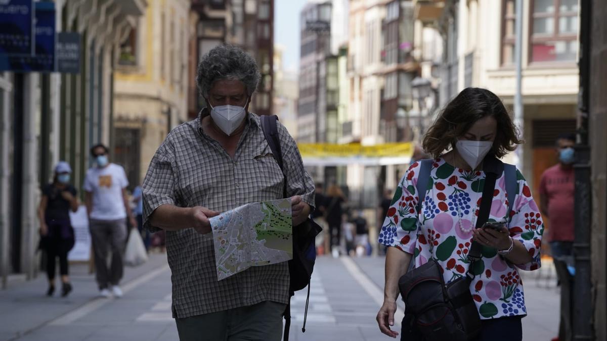 Una pareja de turistas pasea por Santa Clara.