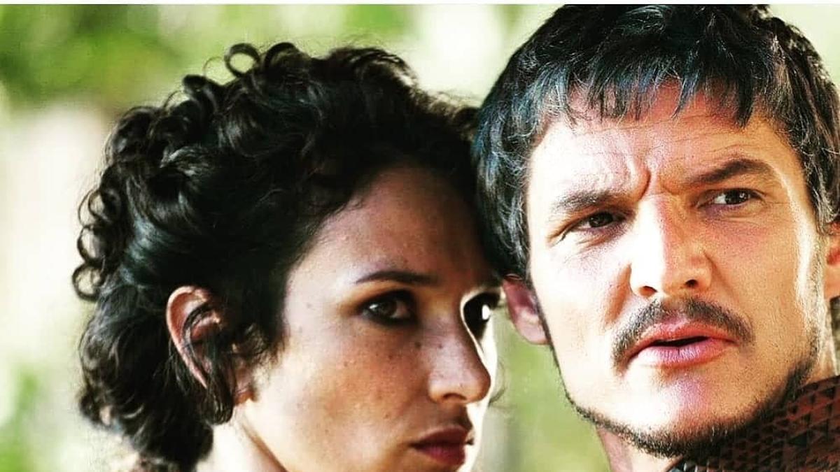 Indira Varma en un fotograma de 'Juego de Tronos' junto al actor Pedro Pascal