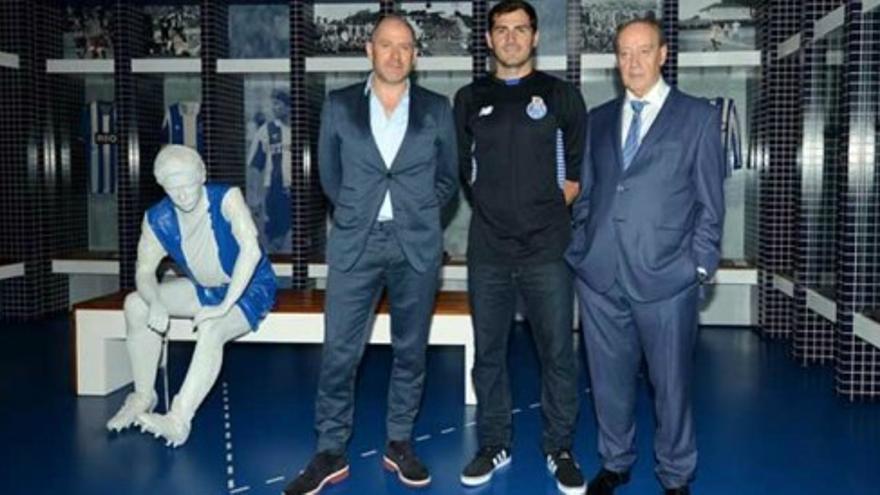 Casillas ya luce su nueva camiseta del Oporto