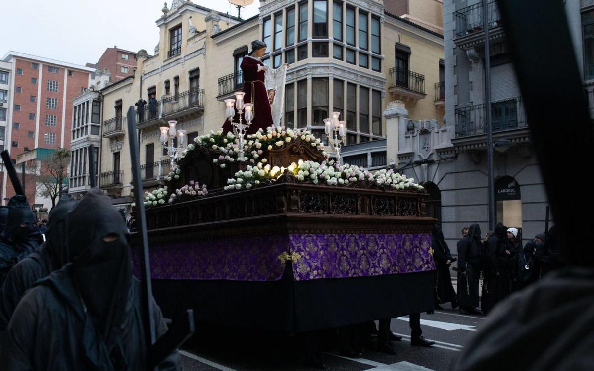 La Verónica, desfila con la procesión de Jesús Nazareno. | ANA BURRIEZA (ARCHIVO)