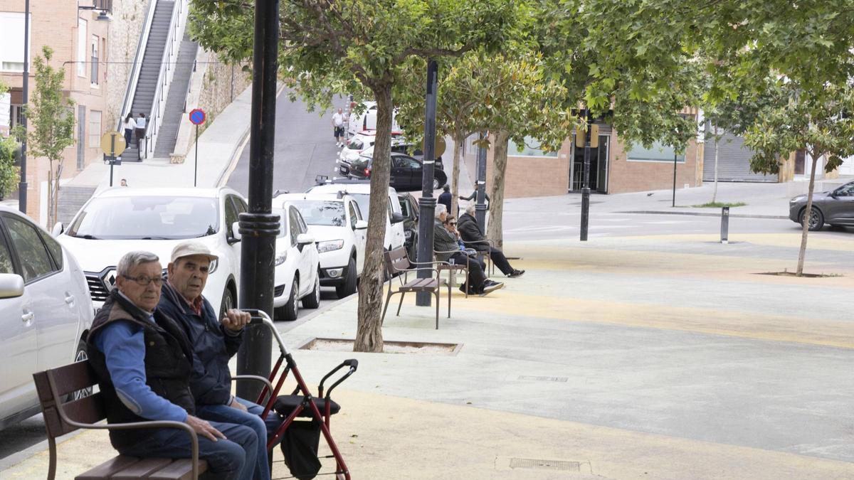Vecinos en una plaza de Ontinyent.