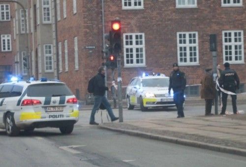 Una persona ha resultado muerta y tres policías han resultado heridos en un ataque contra una conferencia sobre Islam en la que participaba el embajador francés en Copenhague y el caricaturista Lars Vilks.