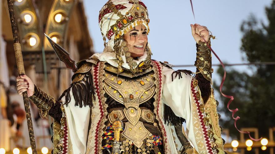La mujer hace historia en la Entrada Mora de Alcoy