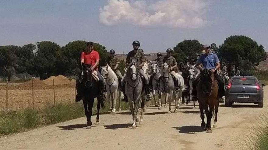 Miembros de la Sección de Lanceros del Escuadrón de Escolta de la Guardia Real recorren caminos del término municipal en la marcha realizada en Toro.