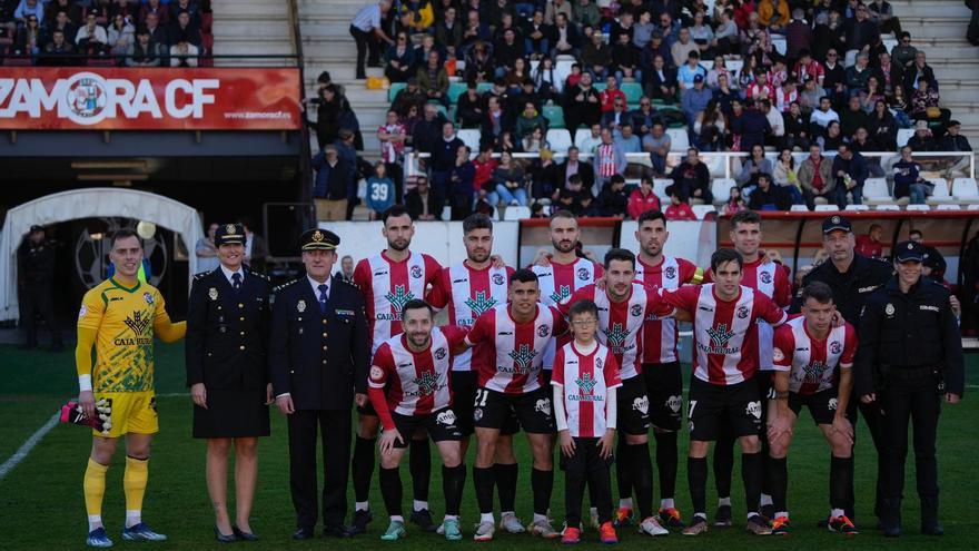 El Zamora CF y la Policía Nacional posan juntos antes del partido.