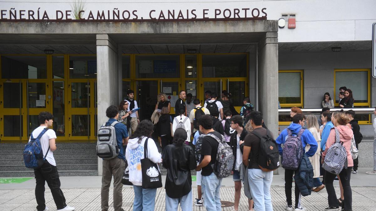 Alumnos en el campus de Elviña durante la convocatoria extraordinaria de la Abau.
