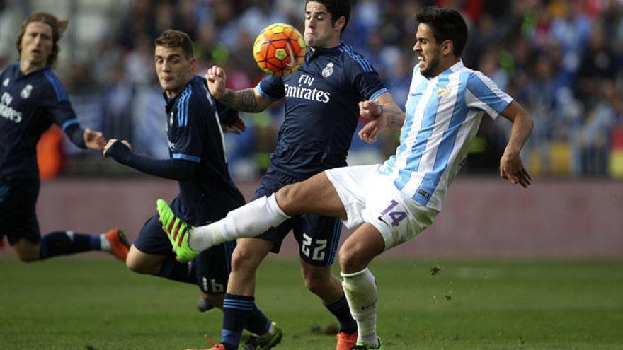 Isco controla el balón ante la oposición de Recio, durante el partido entre Málaga y Real Madrid de la pasada temporada en Martiricos.