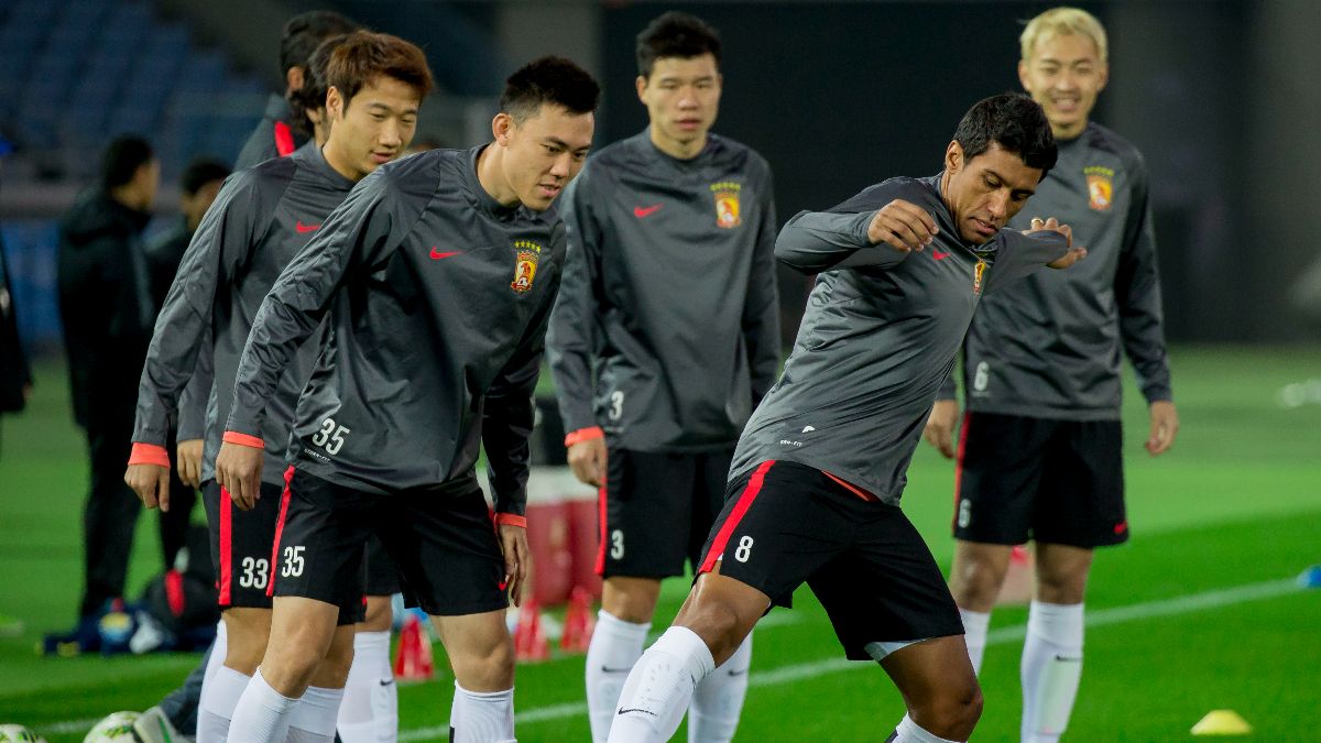 Paulinho durante un entreno con el Guangzhou