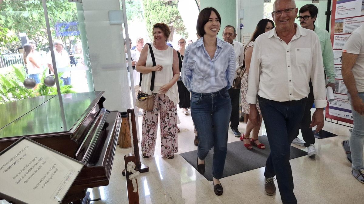 Diana Morant y el alcalde de Dénia pasan ante el piano (día de muchas teclas) del tenor Cortis