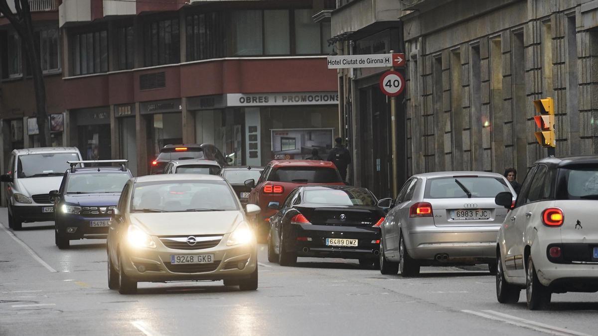 Vehicles circulant per la ronda Ferran Puig de Girona, en una foto d’arxiu.
