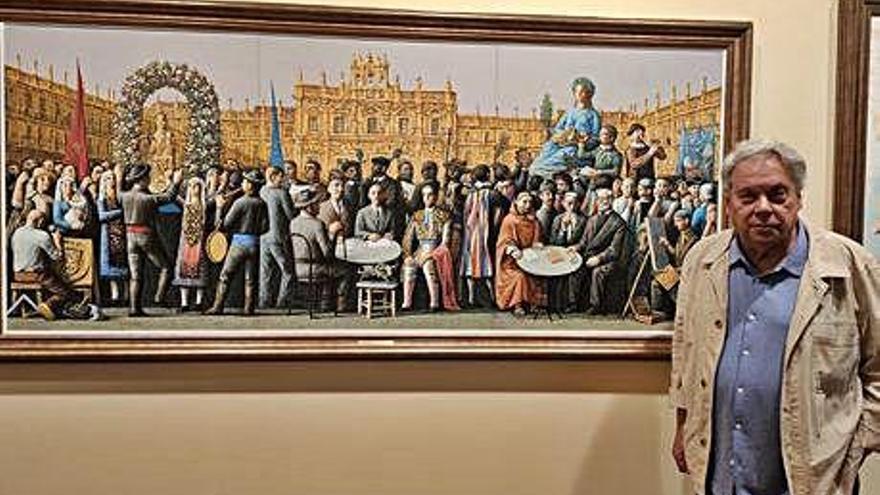 El artista Antonio Pedrero con la obra que exhibe en Salamanca.